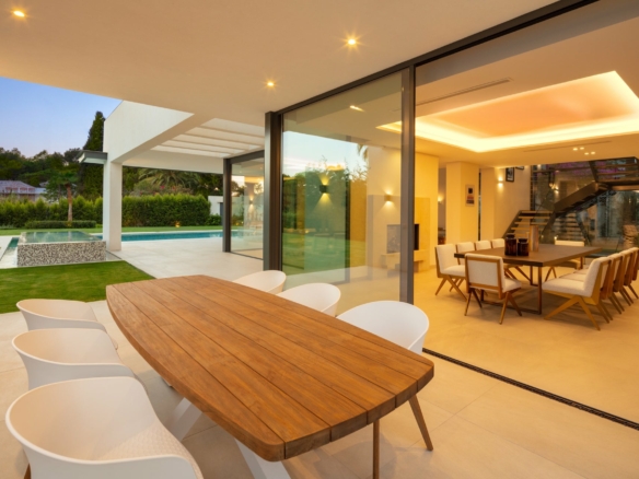 Golden Mile  – Modern 5B Villa – Near Beach & Town