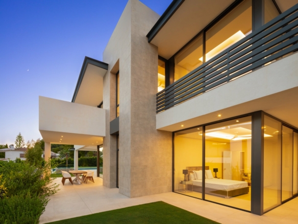 Golden Mile  – Modern 5B Villa – Near Beach & Town