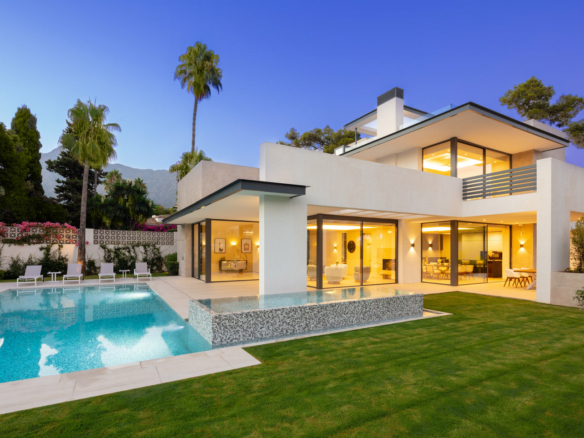 Golden Mile  – Modern 5B Villa – Near Beach & Town