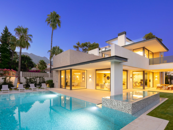 Golden Mile  – Modern 5B Villa – Near Beach & Town