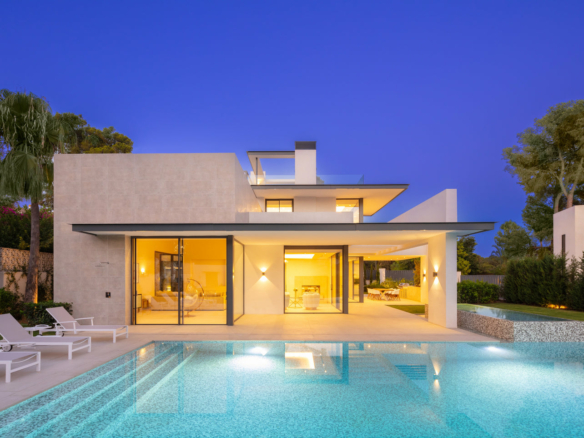 Golden Mile  – Modern 5B Villa – Near Beach & Town