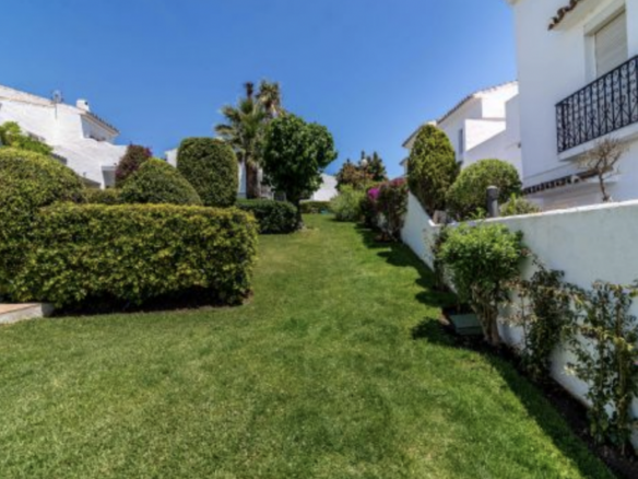 Nueva Andalucia  – 3B townhouse – Gated – Central