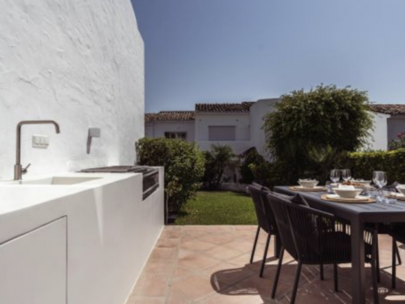 Nueva Andalucia  – 3B townhouse – Gated – Central