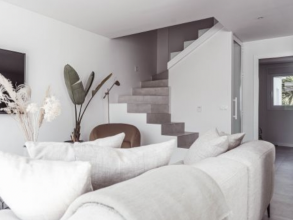 Nueva Andalucia  – 3B townhouse – Gated – Central