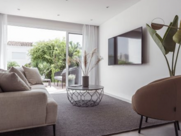 Nueva Andalucia  – 3B townhouse – Gated – Central
