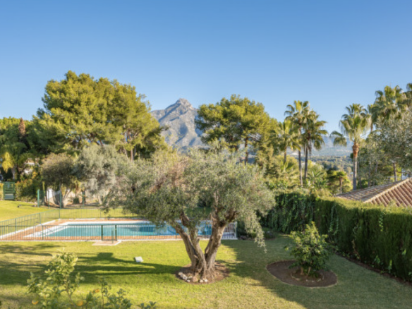 Nueva Andalucía -3B Townhouse -Gated Community-Near School