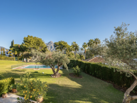 Nueva Andalucía -3B Townhouse -Gated Community-Near School