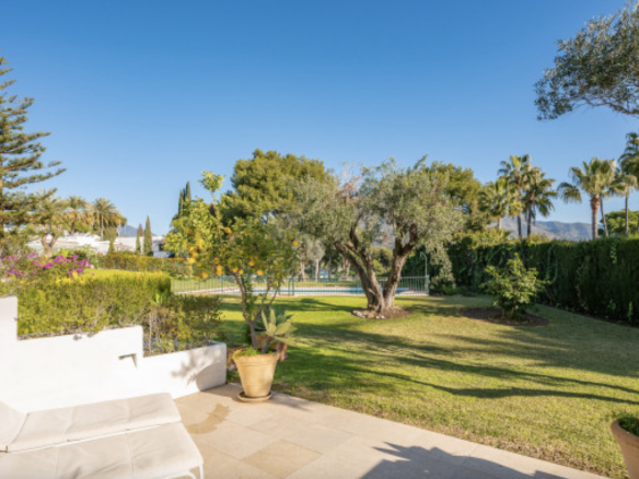 Nueva Andalucía -3B Townhouse -Gated Community-Near School