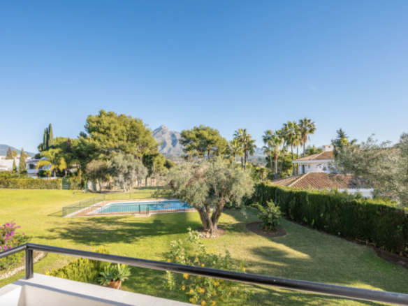 Nueva Andalucía -3B Townhouse -Gated Community-Near School