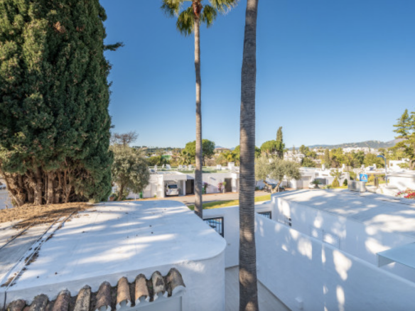 Nueva Andalucía -3B Townhouse -Gated Community-Near School