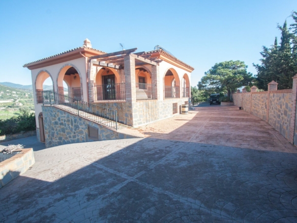 Estepona – 6B Rustic Villa – Large Plot