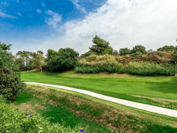 Marbella West – 3B Villa to Reform – 1st Line Golf