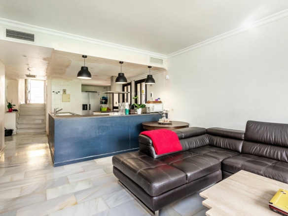 Marbella West – 3B Villa to Reform – 1st Line Golf
