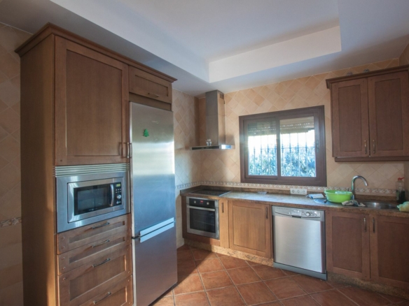 Estepona – 6B Rustic Villa – Large Plot