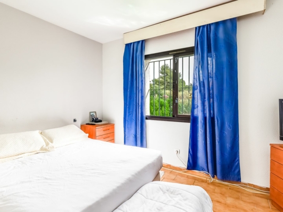Marbella West – 3B Villa to Reform – 1st Line Golf