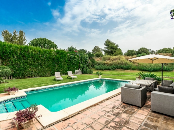 Marbella West – 3B Villa to Reform – 1st Line Golf