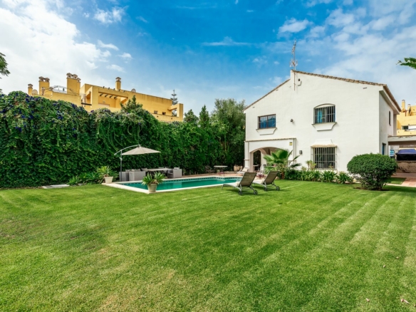 Marbella West – 3B Villa to Reform – 1st Line Golf