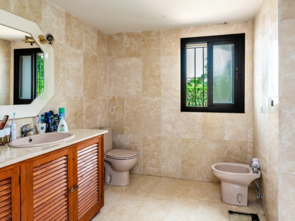 Marbella West – 3B Villa to Reform – 1st Line Golf