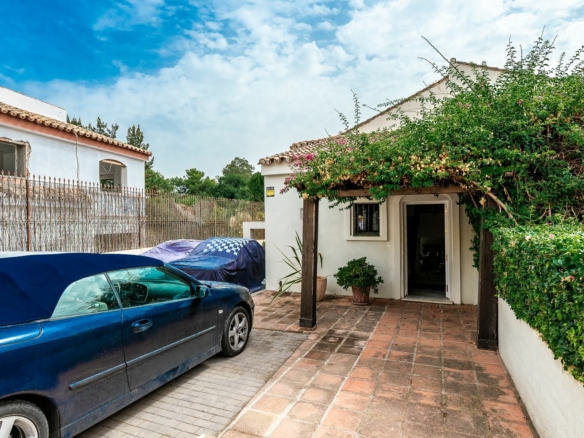 Marbella West – 3B Villa to Reform – 1st Line Golf