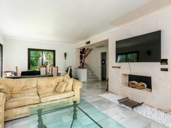 Marbella West – 3B Villa to Reform – 1st Line Golf