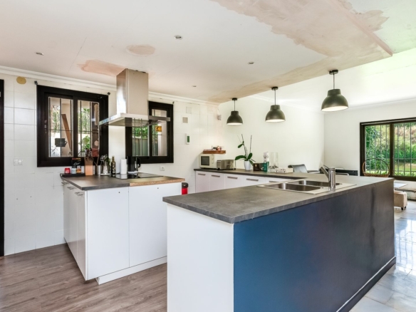Marbella West – 3B Villa to Reform – 1st Line Golf