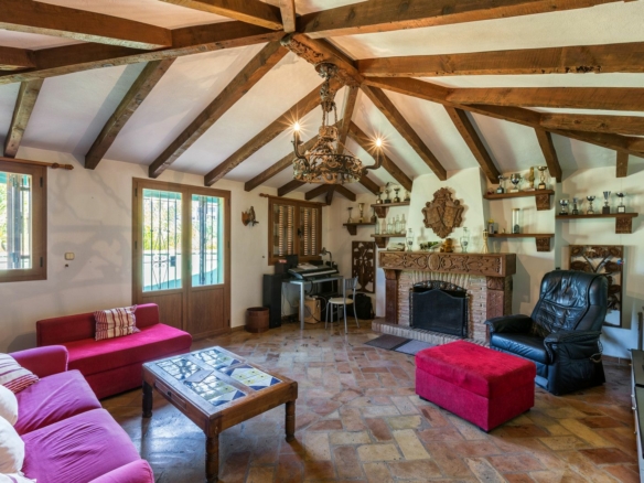 Marbella Town – 5B Villa to reform