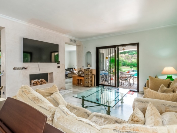Marbella West – 3B Villa to Reform – 1st Line Golf