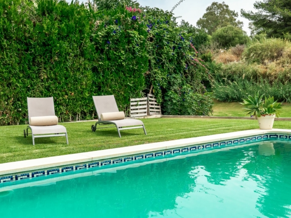 Marbella West – 3B Villa to Reform – 1st Line Golf
