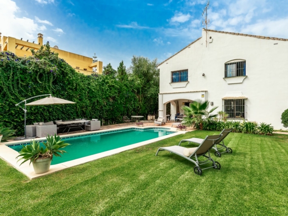 Marbella West – 3B Villa to Reform – 1st Line Golf