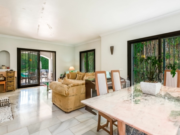 Marbella West – 3B Villa to Reform – 1st Line Golf