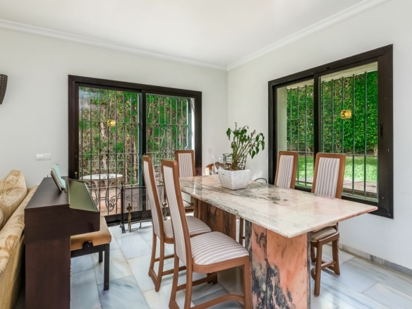Marbella West – 3B Villa to Reform – 1st Line Golf