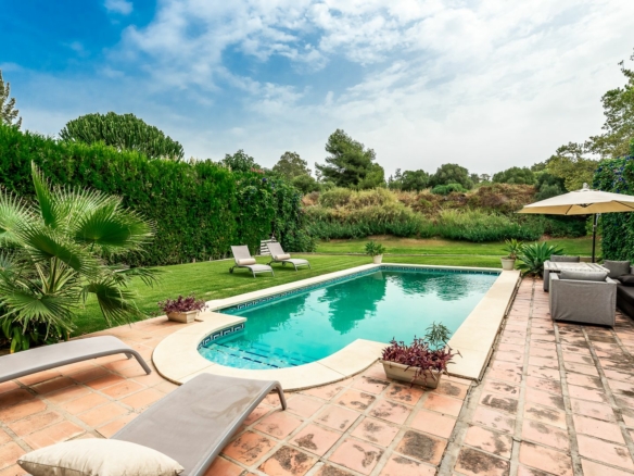 Marbella West – 3B Villa to Reform – 1st Line Golf