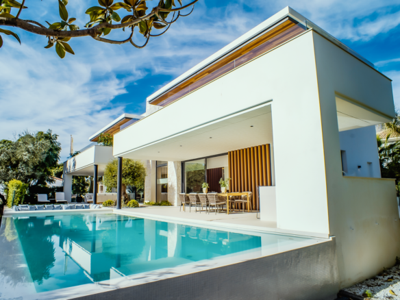 Golden Mile – Modern villa – Walk to Beach