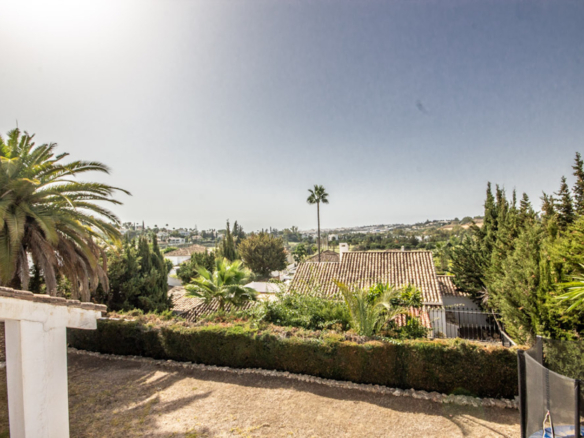 Nueva Andalucia –  Classic 3B Villa  – To Reform  – Investment