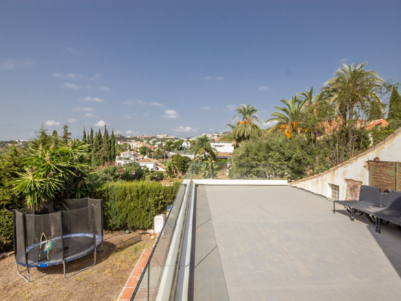 Nueva Andalucia –  Classic 3B Villa  – To Reform  – Investment