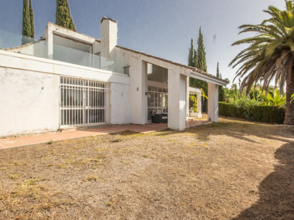 Nueva Andalucia –  Classic 3B Villa  – To Reform  – Investment