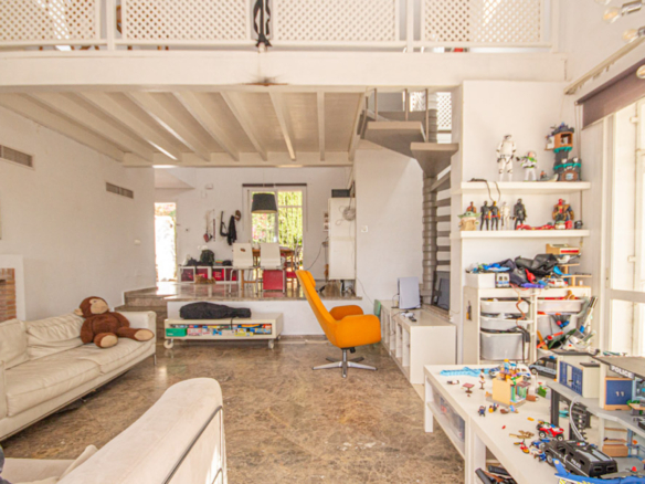 Nueva Andalucia –  Classic 3B Villa  – To Reform  – Investment