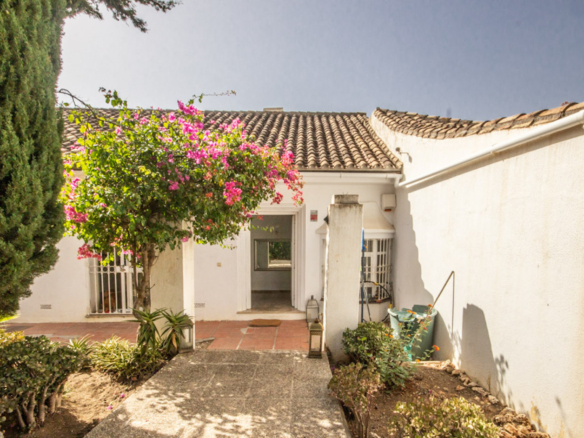 Nueva Andalucia –  Classic 3B Villa  – To Reform  – Investment