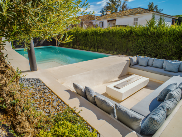Golden Mile – Modern villa – Walk to Beach