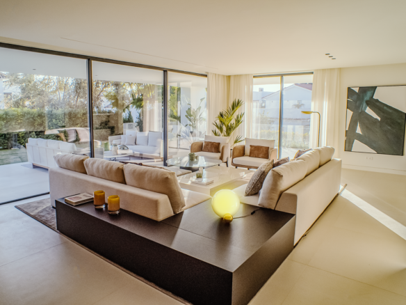 Golden Mile – Modern villa – Walk to Beach
