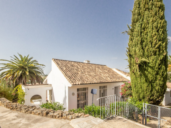 Nueva Andalucia –  Classic 3B Villa  – To Reform  – Investment