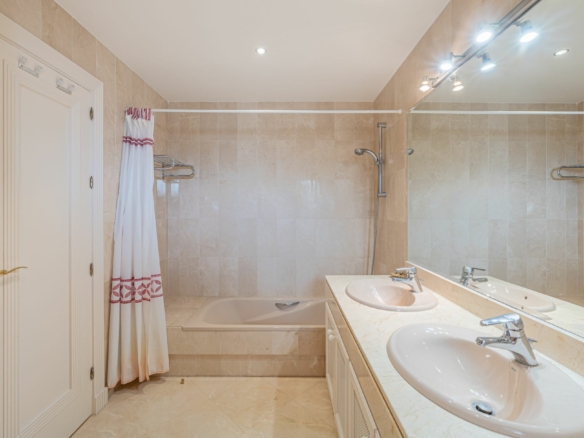 Nueva Andalucia  –  4B Townhouse – Panoramic Views -Paddle/Tennis