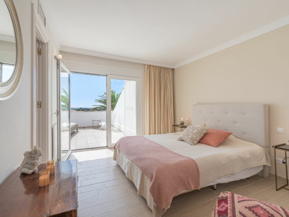 Nueva Andalucia  –  4B Townhouse – Panoramic Views -Paddle/Tennis