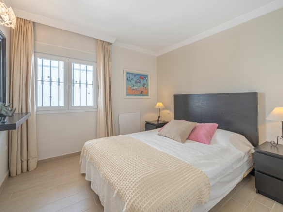 Nueva Andalucia  –  4B Townhouse – Panoramic Views -Paddle/Tennis