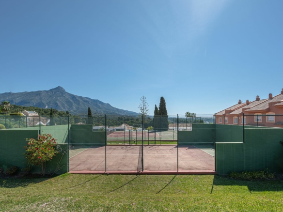 Nueva Andalucia  –  4B Townhouse – Panoramic Views -Paddle/Tennis
