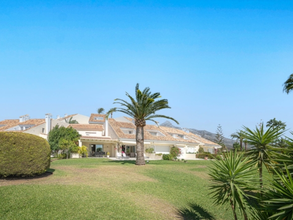 Nueva Andalucia  –  4B Townhouse – Panoramic Views -Paddle/Tennis