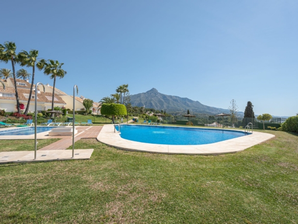 Nueva Andalucia  –  4B Townhouse – Panoramic Views -Paddle/Tennis
