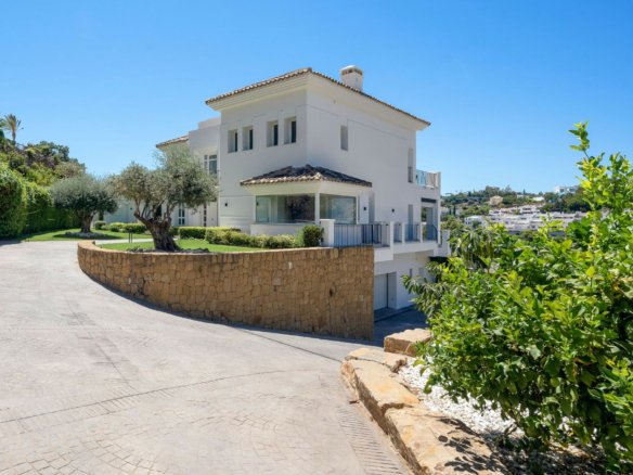 Benahavis – 7B Luxury villa – Paddle Court -Gated