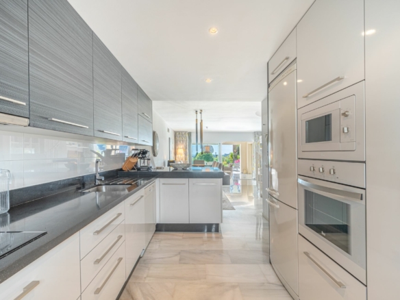 Nueva Andalucia  –  4B Townhouse – Panoramic Views -Paddle/Tennis