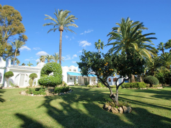 El Paraiso  – 6B Villa – Gated  – To reform